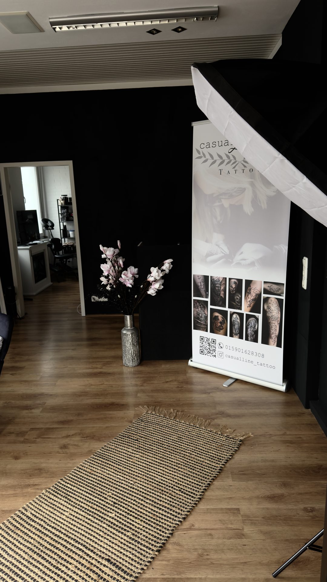 Studio – Eingang mit Banner